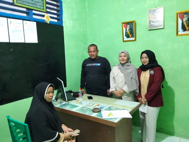 Kunjungan Mahasiswi UMTS ke Kantor Desa Sinunukan III dalam Rangka Penelitian Tugas Kuliah
