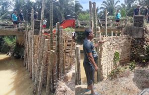 Warga Sinunukan II bangun Dek Pencegah Abrasi